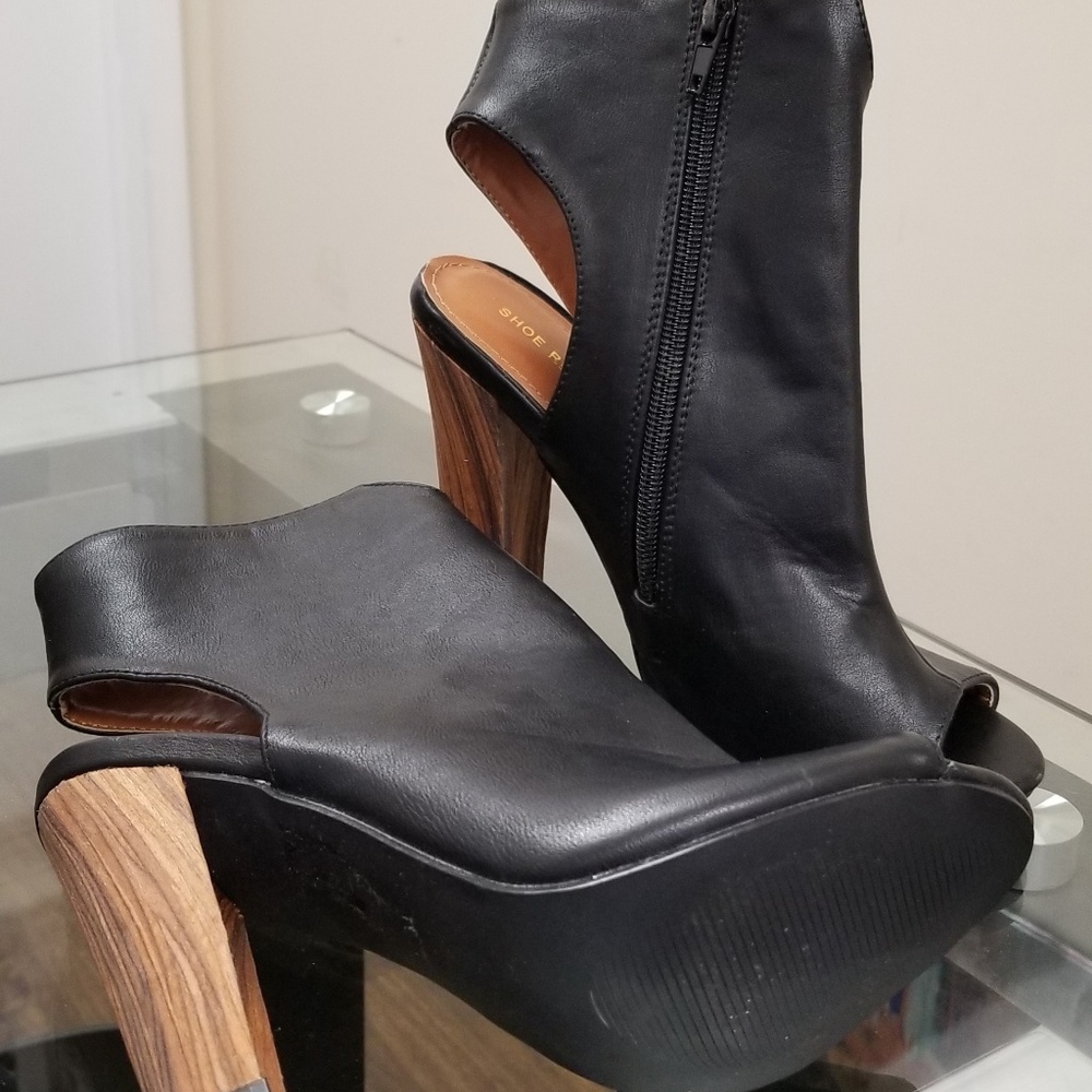 Ankle peephole bootie